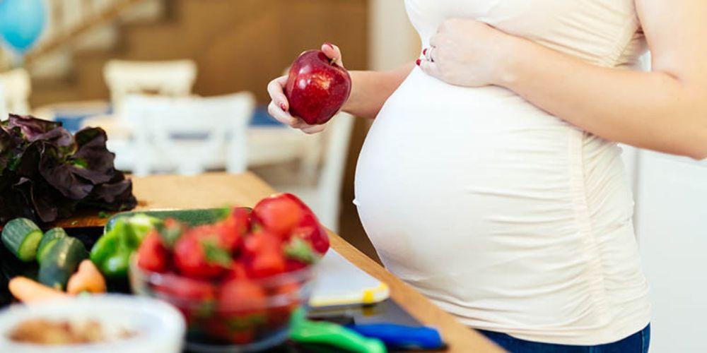 Mẹ bầu nên bổ sung trái cây vào buổi sáng hoặc giữa các bữa ăn chính