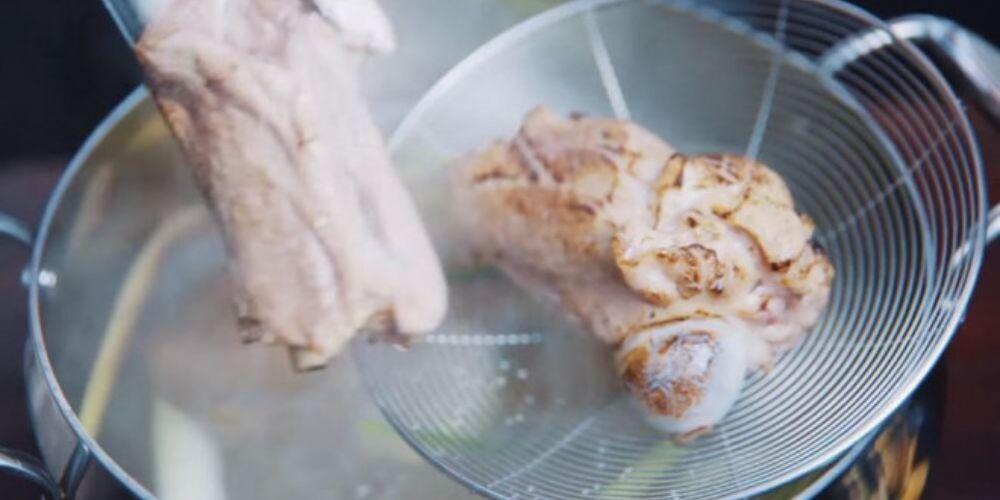 Hầm xương ống heo trong 2 tiếng