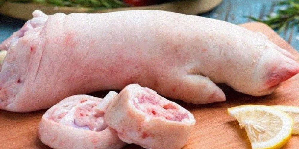 Giò heo tươi nấu bún bò nên được rửa sạch và luộc sơ với nước