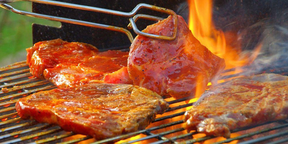 Khi nướng thịt không nên đảo qua đảo lại làm thịt lâu chín
