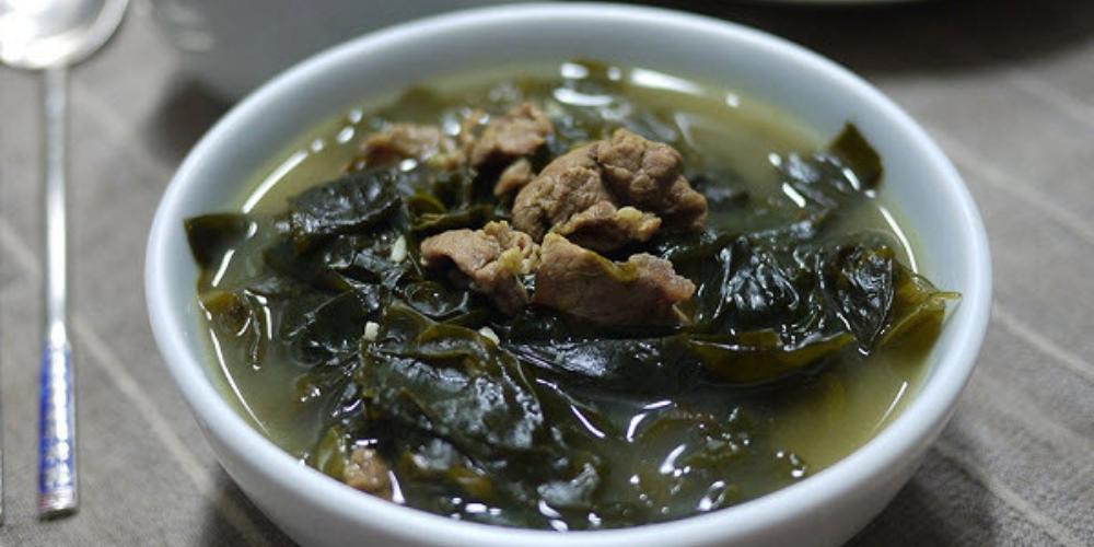 Canh rong biển nấu với thịt bò