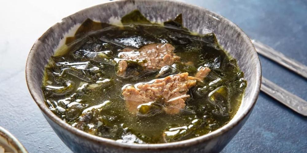 Canh rong biển nấu với sườn non