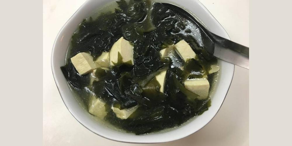 Canh rong biển nấu với đậu phụ