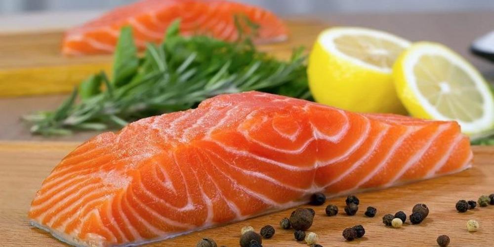 Cá hồi chứa hàm lượng omega 3 có lợi cho xương khớp