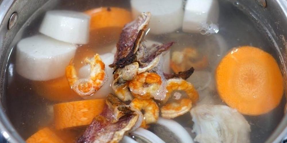 Nấu nước dùng hủ tiếu Nam Vang