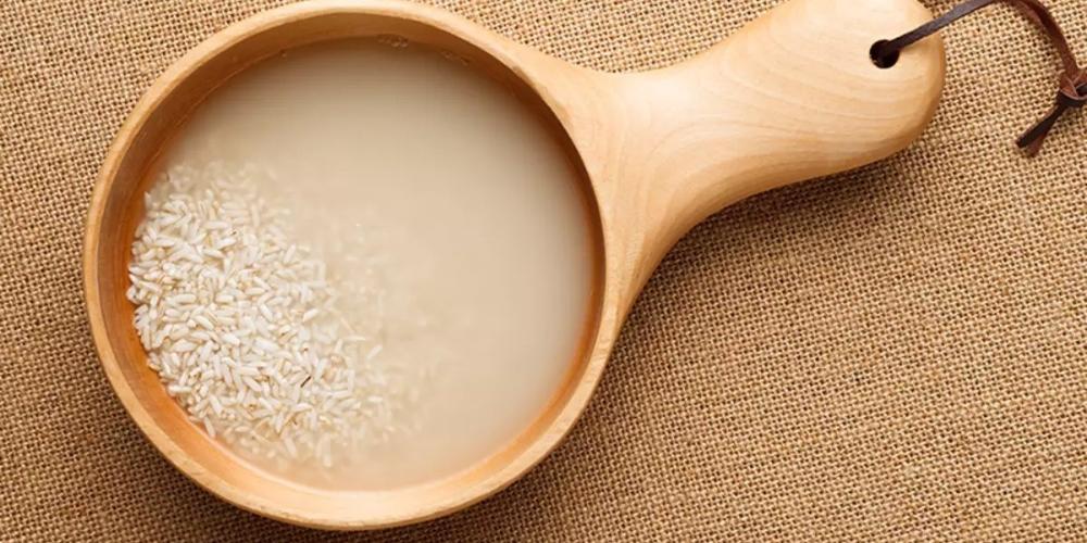 Ngâm cá biển trong nước vo gạo khoảng 15 - 20 phút để khử mùi tanh cá biển