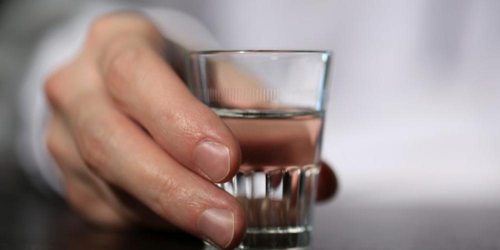 Rượu trắng có khả năng hòa tan các chất amin gây mùi tanh