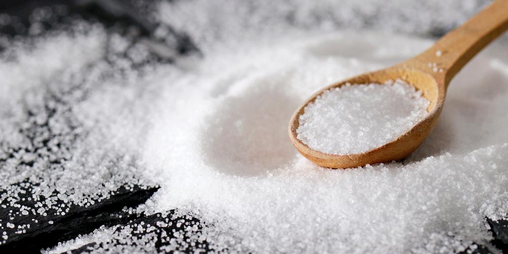 Dùng muối chà xát lên bề mặt cá để khử mùi tanh