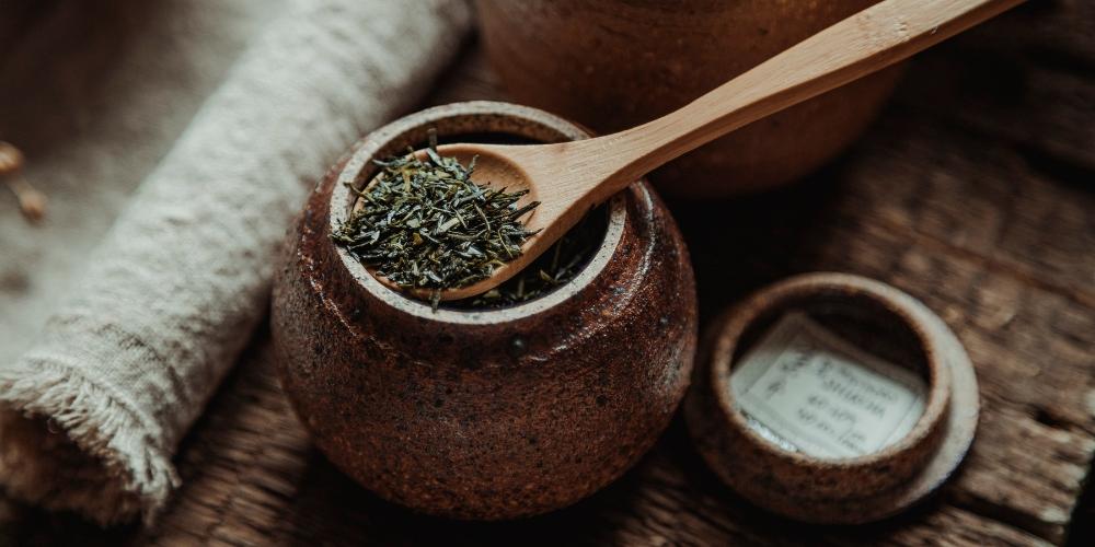Lá chè khô có khả năng khử mùi tanh của cá biển