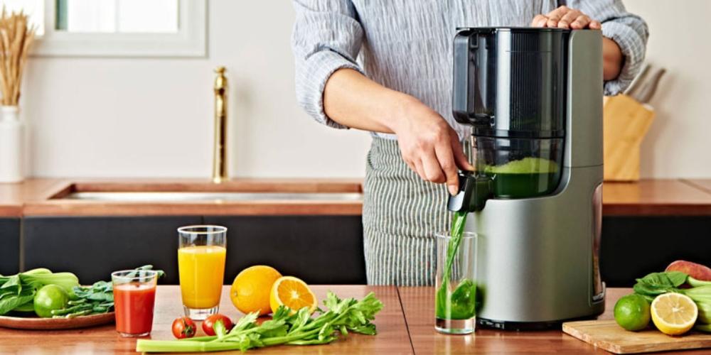 Đặt ly hứng nước và khay chứa bã vào đúng vị trí