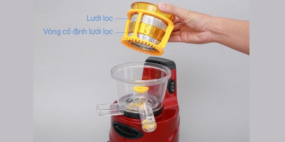 Lắp lưới lọc vào vị trí cố định trên máy