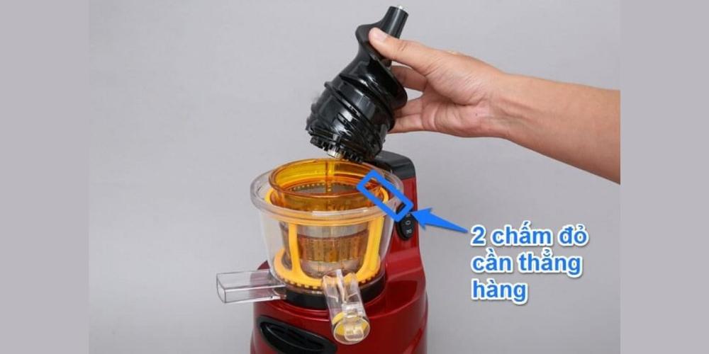 Gắn trục ép vào lưới lọc