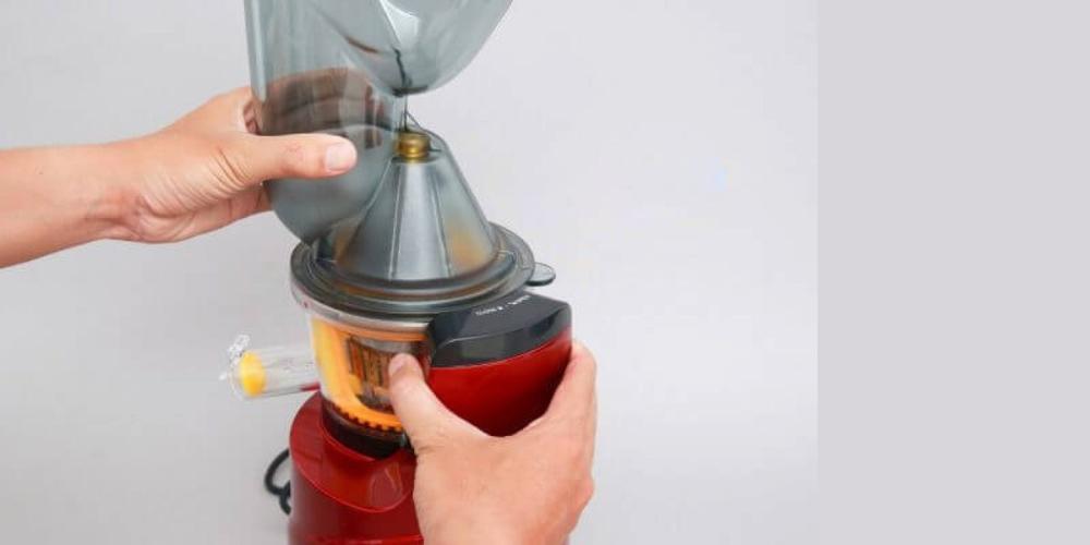 Lắp khay ép hoặc ống tiếp nguyên liệu vào máy ép