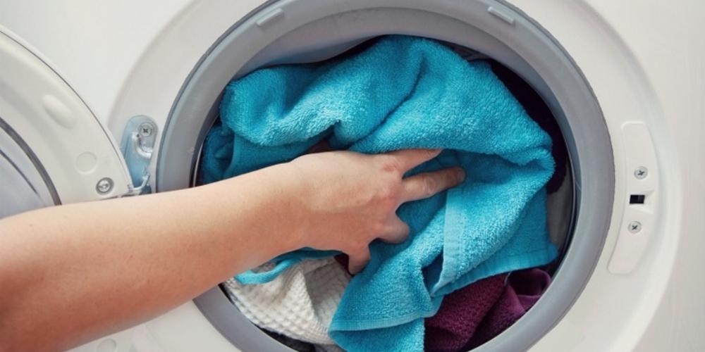 Quần áo bị dồn về một phía gây cản trở khi vắt