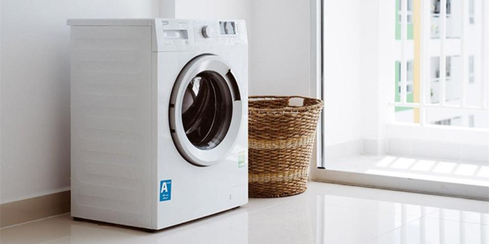 Lắp đặt máy giặt ở bề mặt phẳng và đủ xa các vật dụng xung quanh