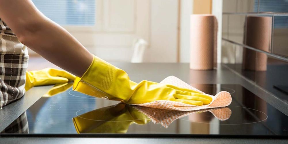 Dùng khăn mềm lau chùi bếp từ