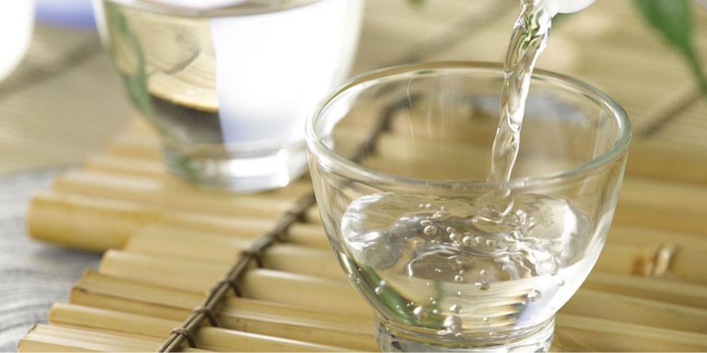 Dùng giấm trắng vệ sinh bếp từ