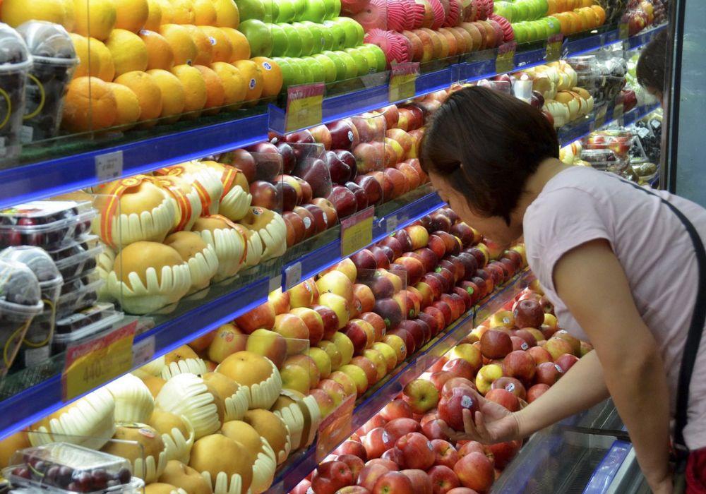 Bạn có thể mua hoa quả tại nhiều cửa hàng trái cây nhập khẩu và siêu thị lớn
