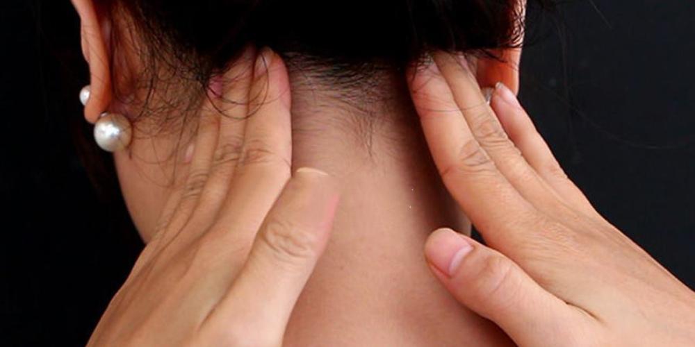 Dùng ngón tay vuốt nhẹ từ cổ xuống gáy