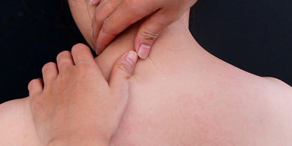Dùng ngón tay xoa bóp từ vùng cổ xuống vai