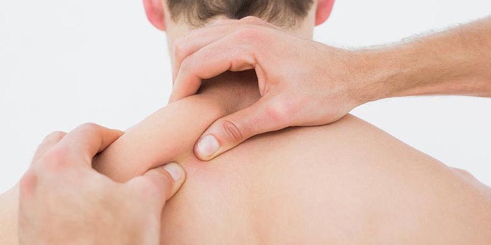 Bóp kết hợp kéo thịt ra giúp tác động sâu vào gân cơ, xoa dịu đau nhức và tê bì hiệu quả.