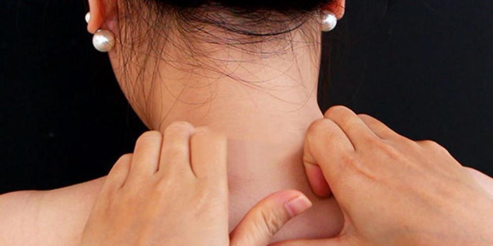 Gập các ngón tay và vuốt từ cổ xuống vai