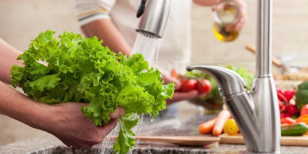 Không rửa rau trước khi bảo quản trong tủ lạnh