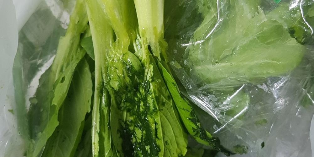 Loại bỏ phần rau củ bị hư