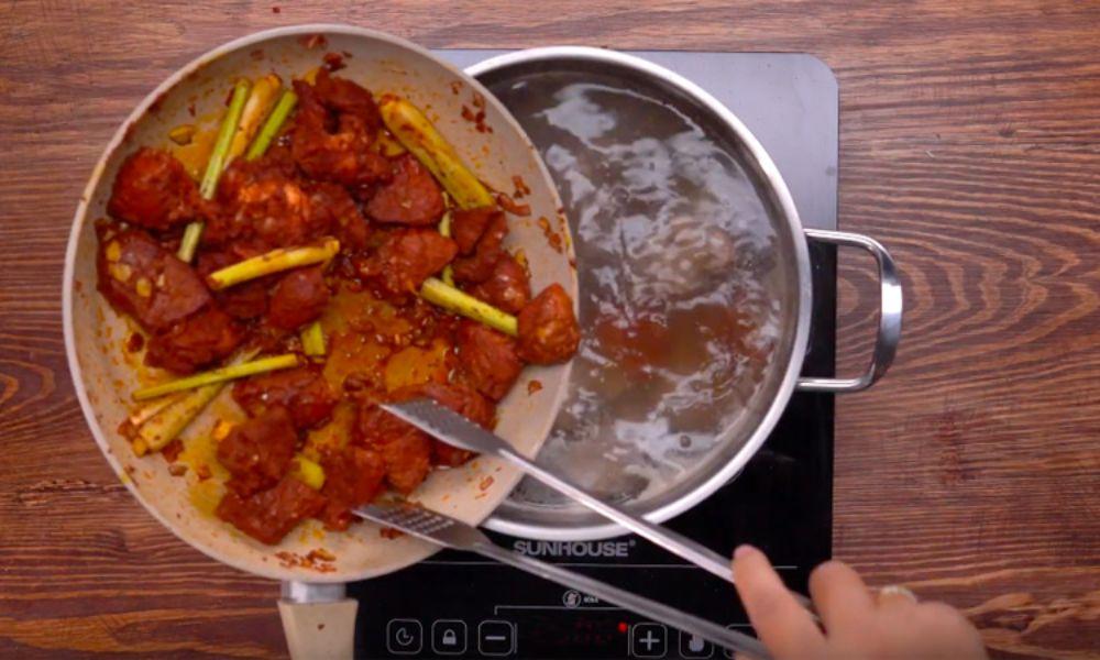 Cho thịt bò vào nước xương đã nấu