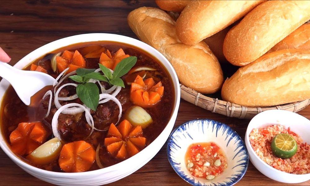 Bò kho có thể thưởng thức cùng cơm trắng, bánh mì, bún, hủ tiếu, bánh mì nướng,...