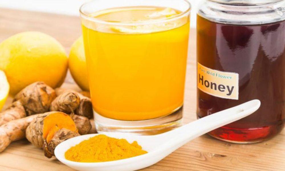 Uống tinh bột nghệ với mật ong