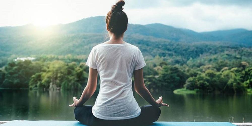 Động tác ngồi bắt chéo chân