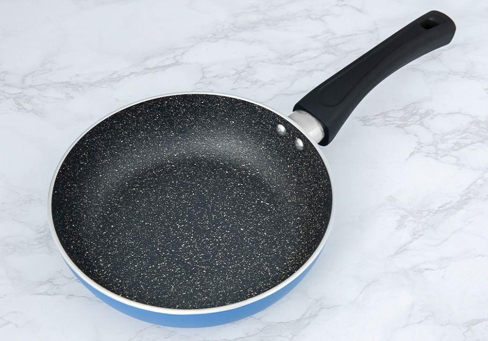 Chảo vân đá thường được làm từ gang hoặc nhôm đúc