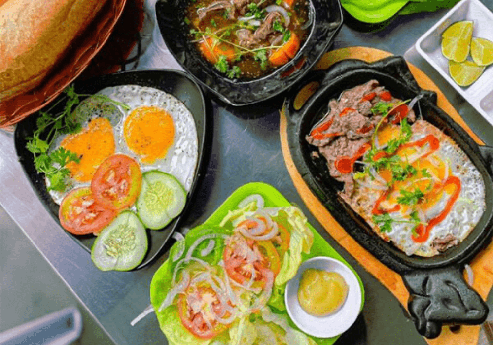 Bò né là một món ẩm thực hấp dẫn, chế biến từ thịt bò, trứng, pate, và rau sống ăn kèm