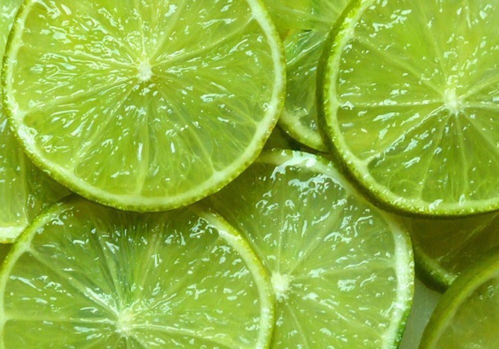 Tinh dầu tự nhiên trong chanh cũng sẽ giúp loại bỏ mùi hôi trong tủ lạnh