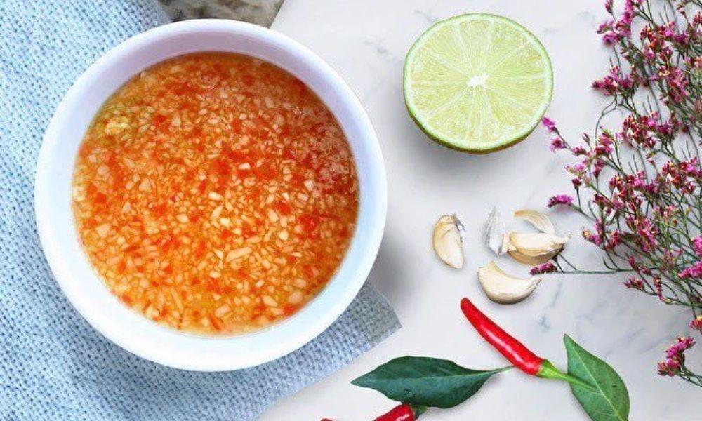 Pha nước chấm rau muống