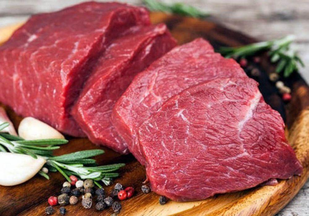 Thịt bò cung cấp kẽm, vitamin B6 và B12 giúp tăng cường hệ miễn dịch và hỗ trợ não bộ.