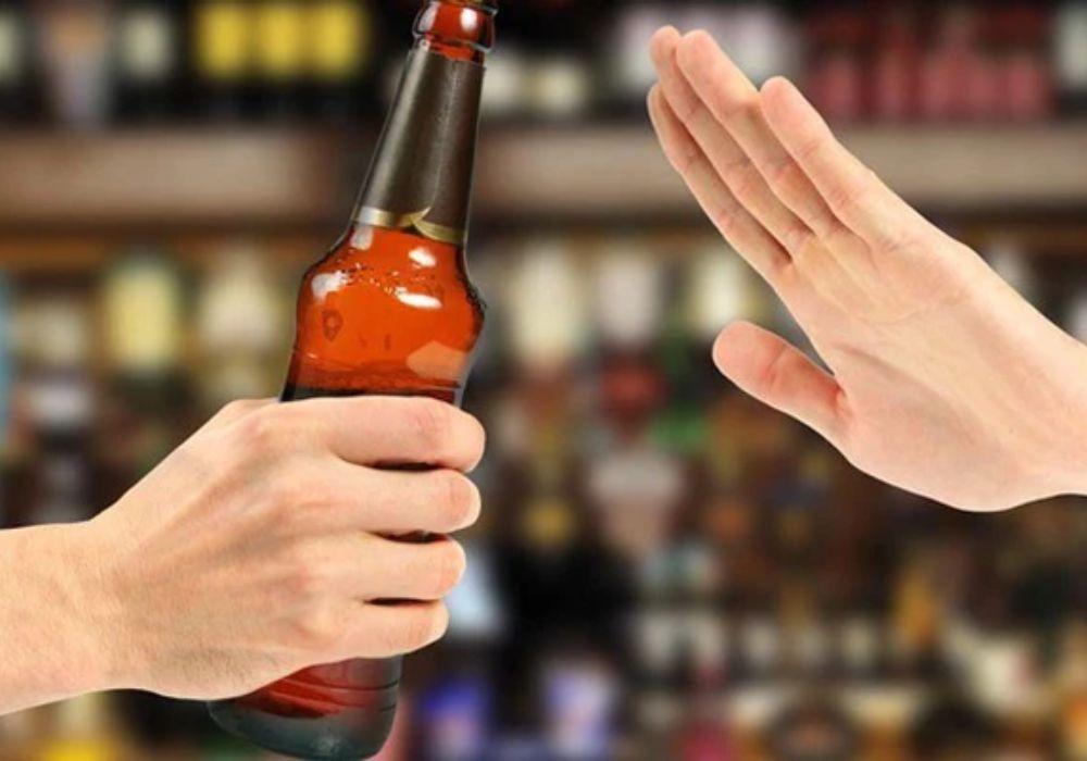 Phụ nữ sau sinh nên hoàn toàn kiêng rượu và bia để bảo vệ sức khỏe của mình và con