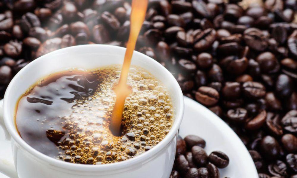 Caffeine có thể gây kích thích hệ thần kinh và ảnh hưởng đến giấc ngủ