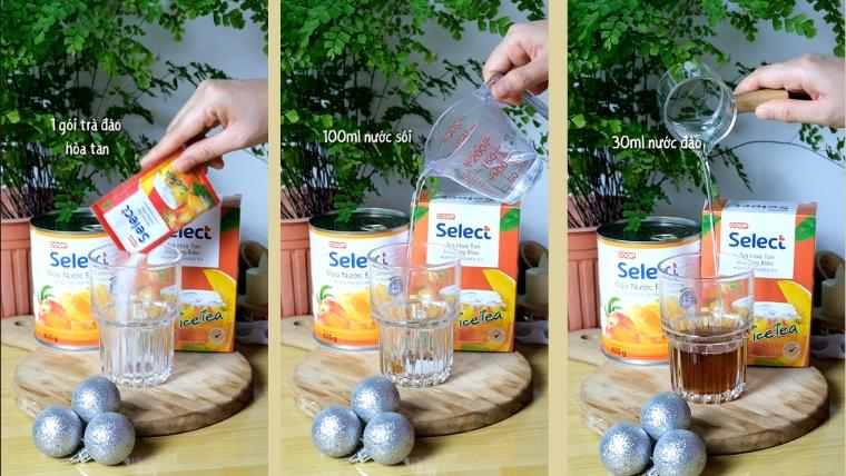 Pha trà đào hòa tan với nước sôi