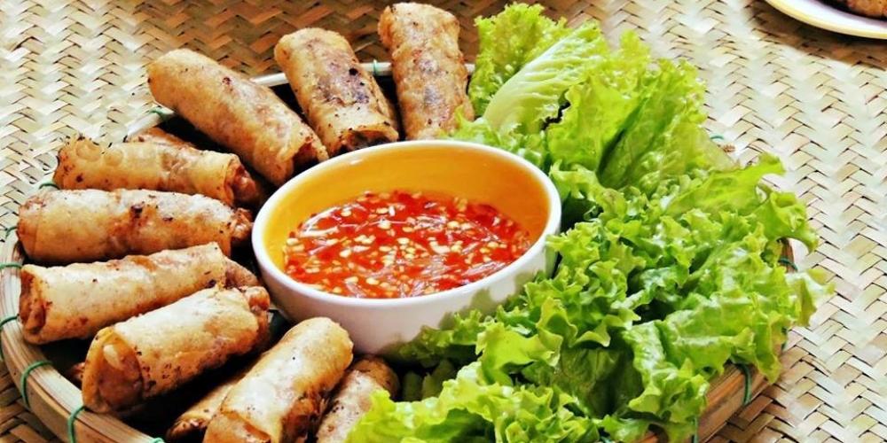 Ăn cùng rau sống và nước mắm chua ngọt