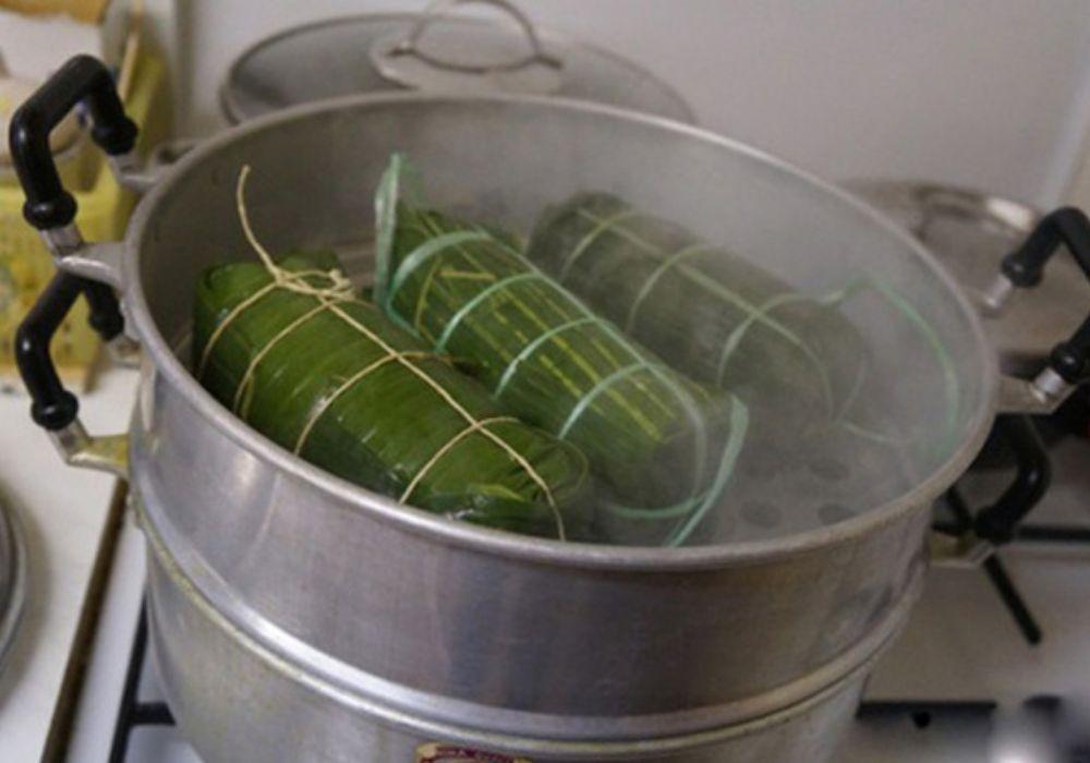 Đặt chả lên nồi hấp và hấp khoảng 1 tiếng