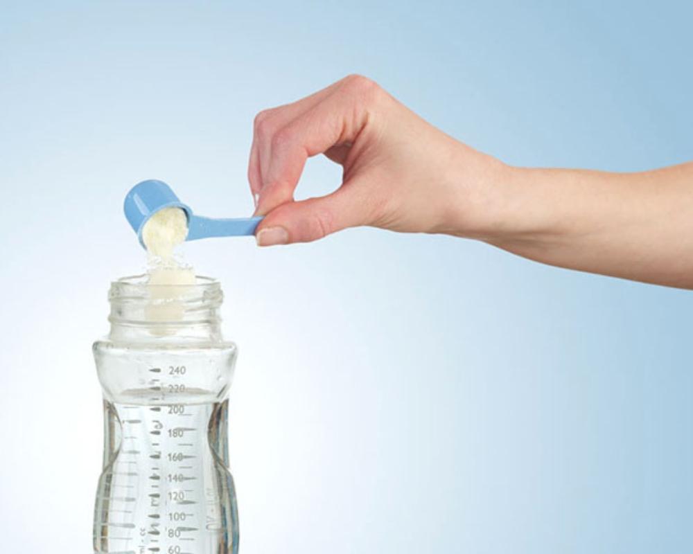 Pha sữa bằng nước tinh khiết Aquafina được không?