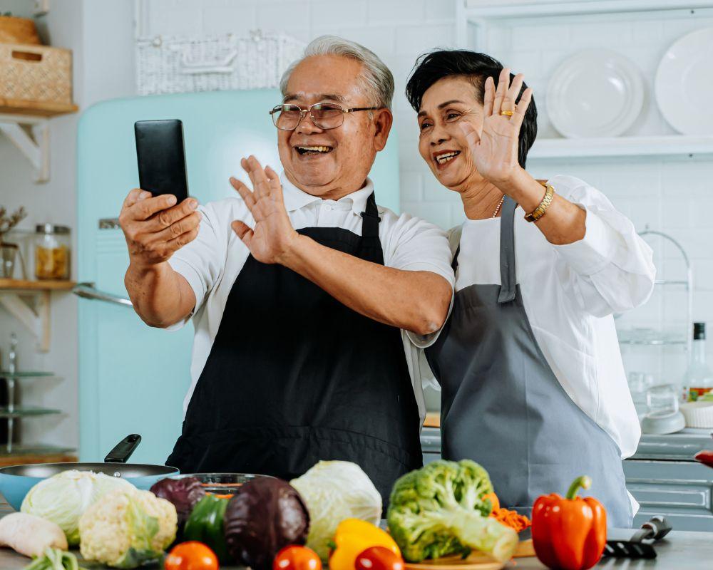 Con cháu nên thường xuyên thăm hỏi, trò chuyện cùng ông bà