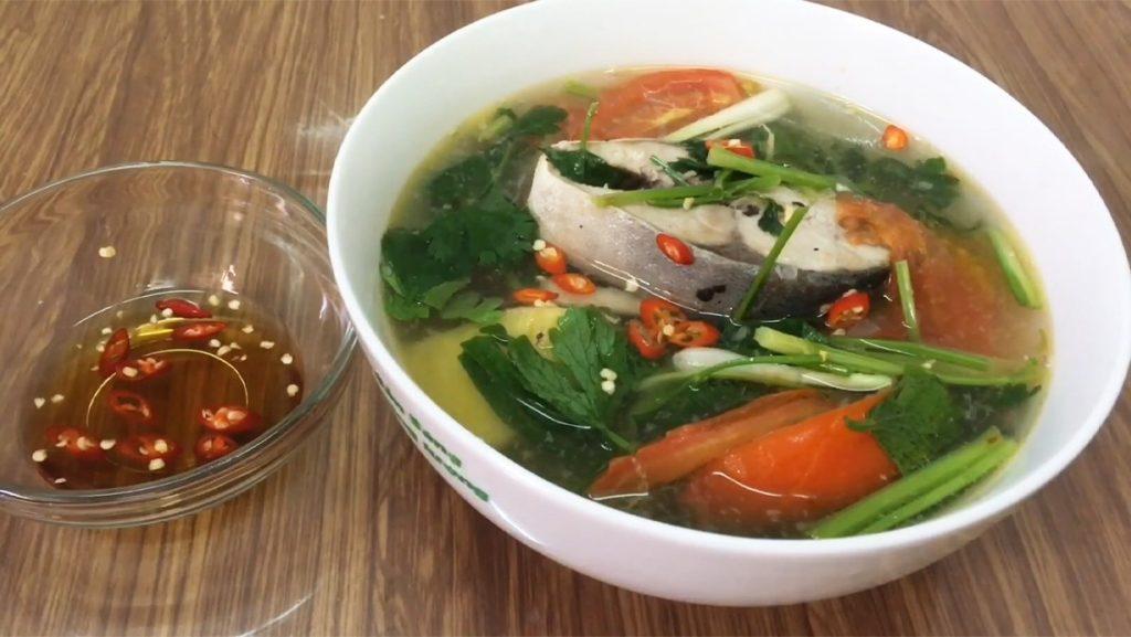 Canh cá nấu ngọt với vị ngọt thanh, thịt cá dai mềm