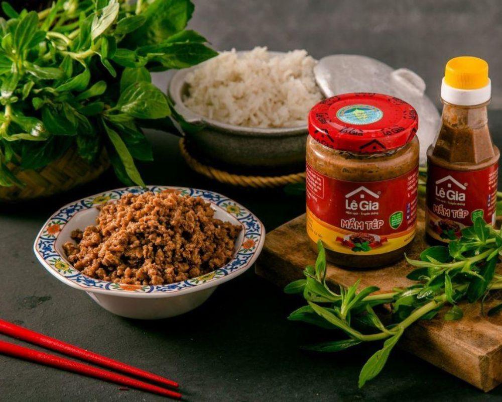 Mắm tép Thanh Hoá có màu vàng phớt hồng, không nặng mùi, vị ngọt thanh