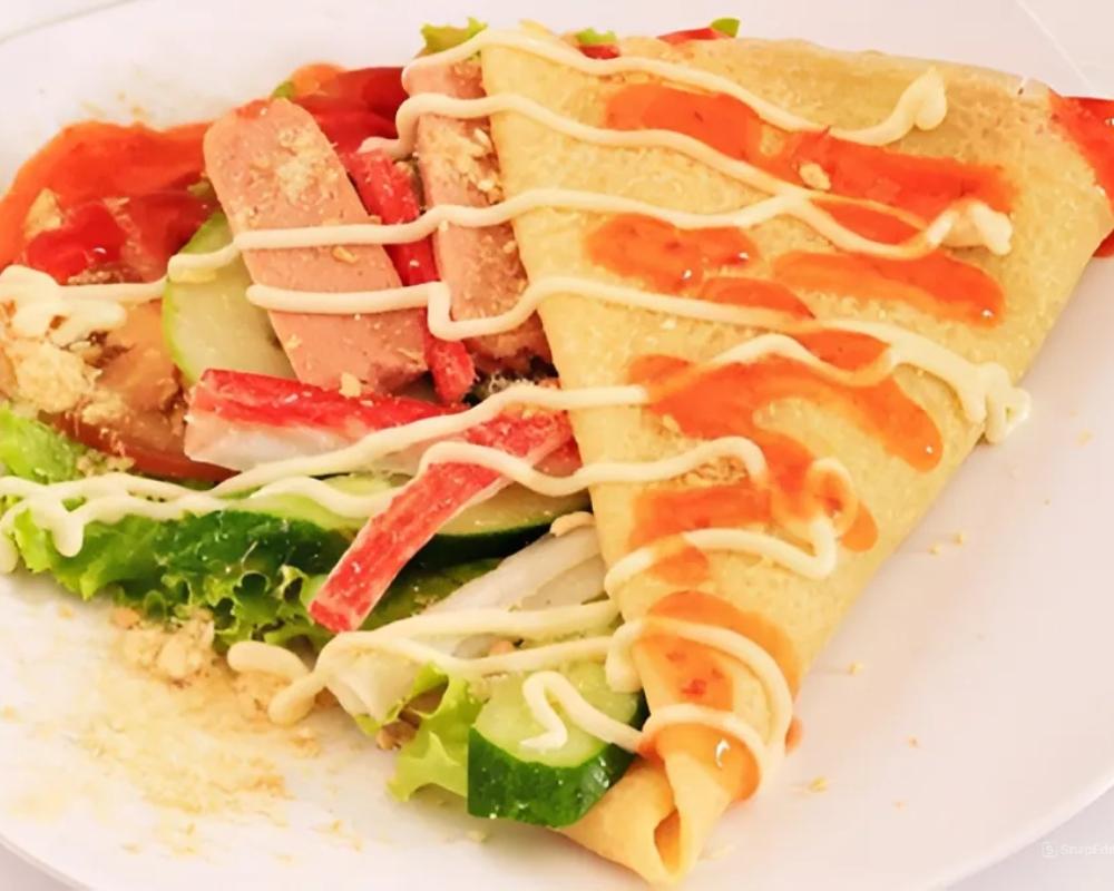 Bánh crepe trứng cuộn xúc xích và rau củ