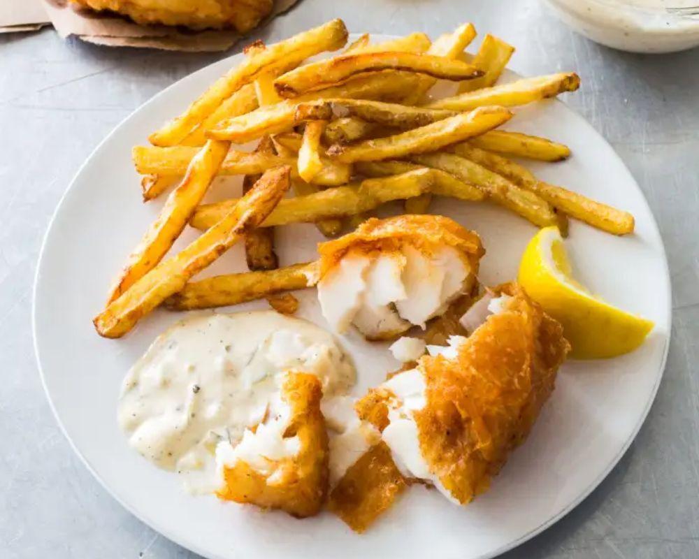 Món Fish and Chips gồm cá tuyết phi lê tẩm bột và chiên giòn