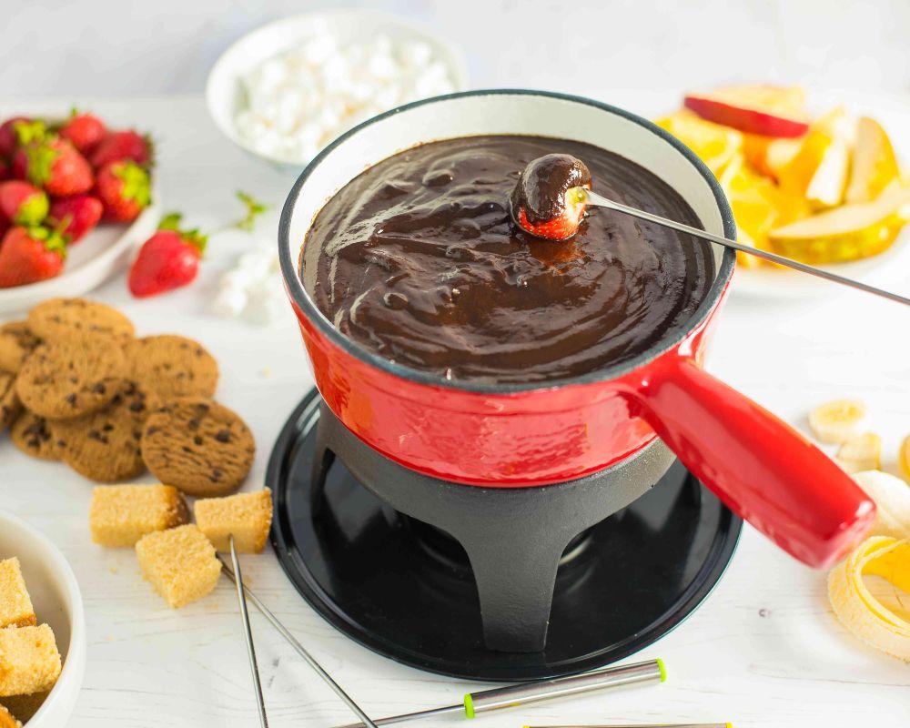 Fondue là món ăn truyền thống nổi tiếng của Thụy Sĩ