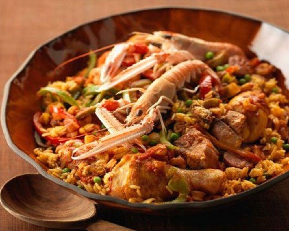 Cơm thập cẩm Valencia Paella đặc trưng của Tây Ban Nha